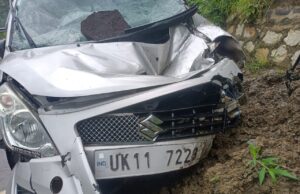 वाहन में गिरा पत्थर, शिक्षका घायल,