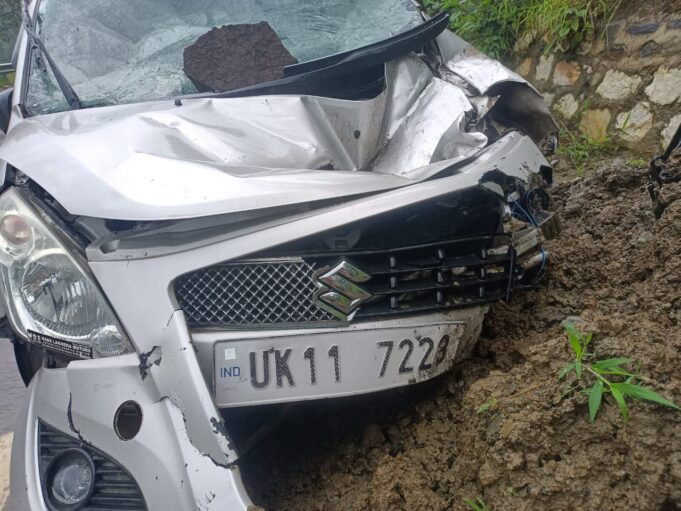 वाहन में गिरा पत्थर, शिक्षका घायल,