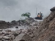 बद्रीनाथ राष्ट्रीय राजमार्ग छिनका के पास मलबा आने से हुवा बन्द