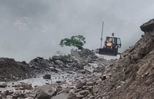 बद्रीनाथ राष्ट्रीय राजमार्ग छिनका के पास मलबा आने से हुवा बन्द