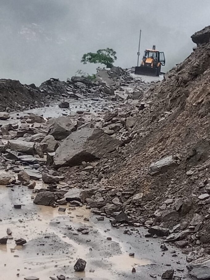 बद्रीनाथ राष्ट्रीय राजमार्ग छिनका के पास मलबा आने से हुवा बन्द