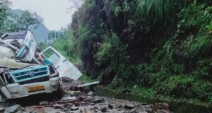 वाहन आया मलबे की चपेट,4की मौत