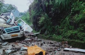 वाहन आया मलबे की चपेट,4की मौत