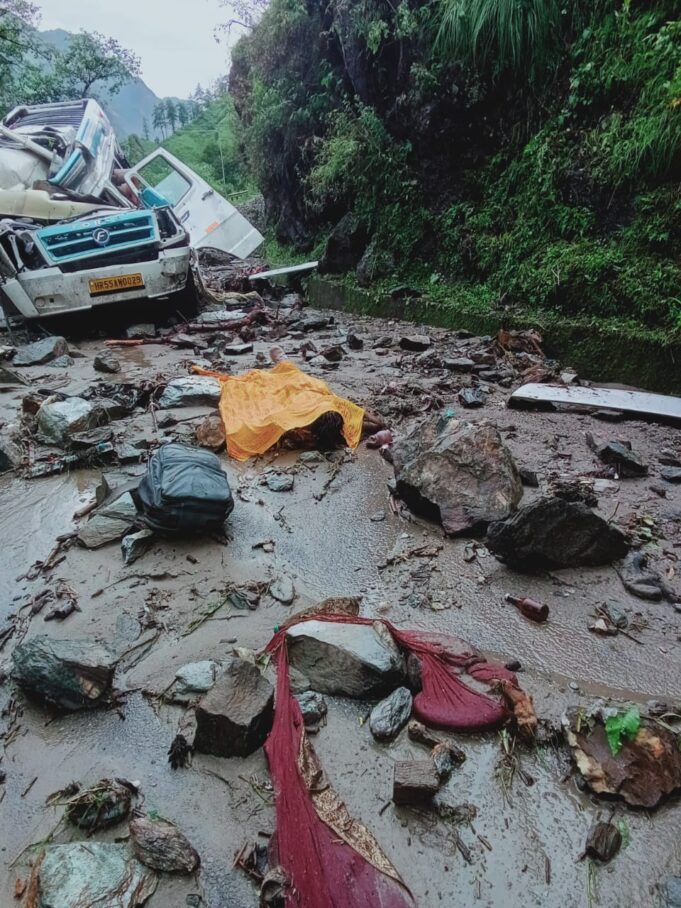 वाहन आया मलबे की चपेट,4की मौत