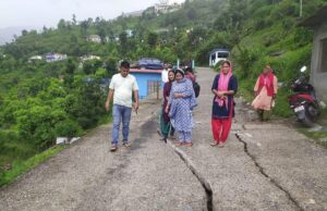 यहां सड़क में आई दरार, दहशत में लोग