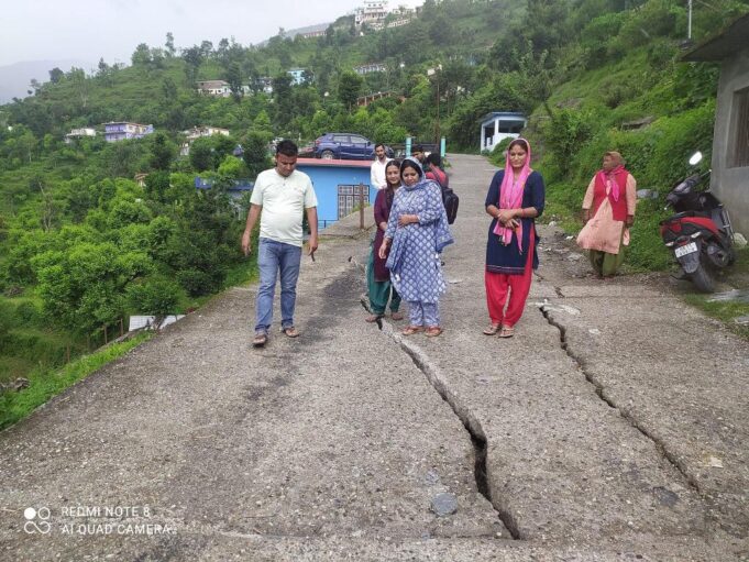 यहां सड़क में आई दरार, दहशत में लोग
