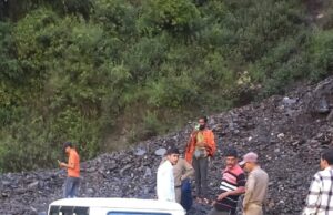 बद्रीनाथ राष्ट्रीय राजमार्ग इन जगहों पर बन्द, वाहन आया मलबे की चपेट में, सवार सुरक्षित