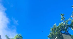 खतरे की जद में आया आवासीय भवन, ग्रामीण नाराज