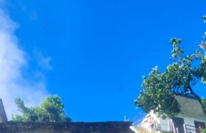 खतरे की जद में आया आवासीय भवन, ग्रामीण नाराज