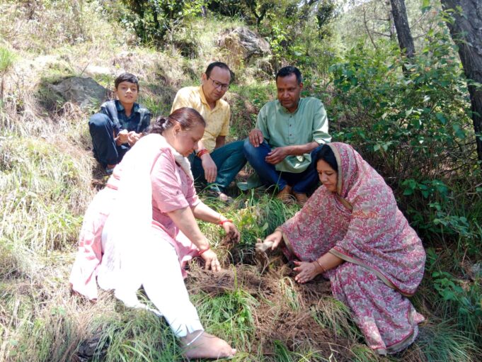 पूर्व विधायक कुंवर सिंह नेगी की स्मृति में किये पौध रोपण