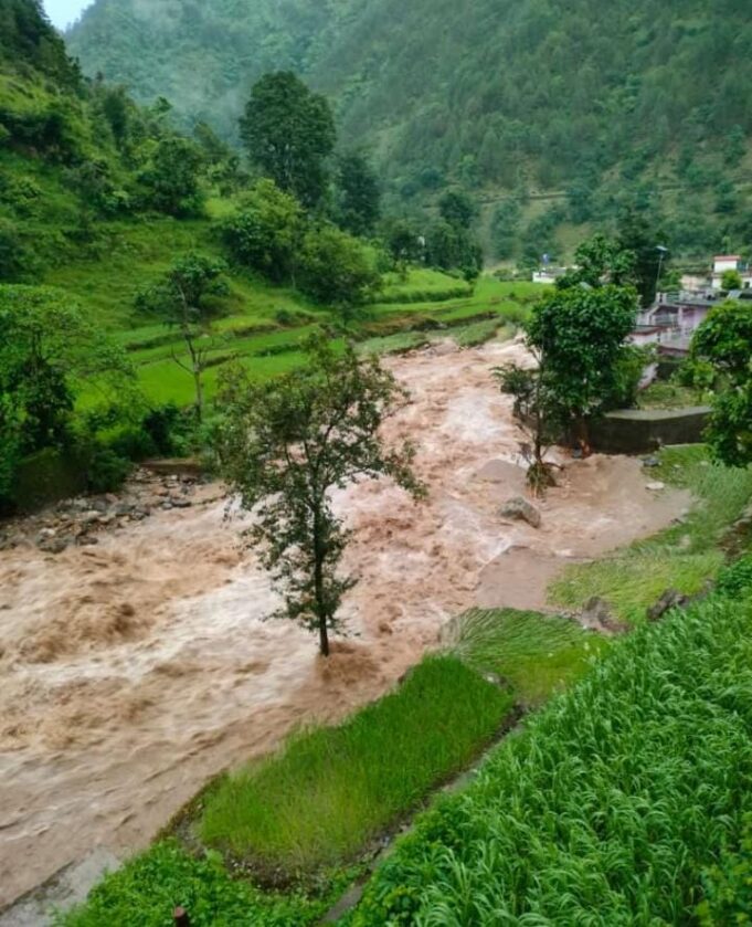 मोक्ष गाड़ का बढ़ा जल स्तर, दहशत में लोग