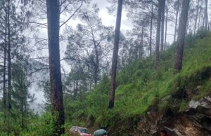 सड़क पर आया मलबा, दर्जनो गांवों का टूटा सम्पर्क