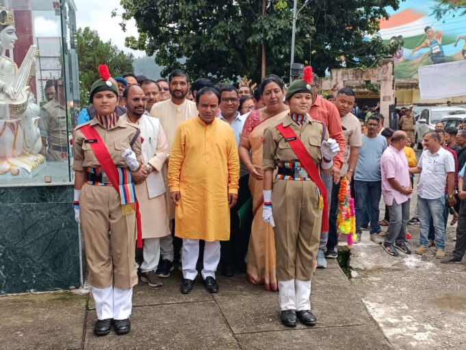 प्रभारी मंत्री डॉ धनसिंह रावत ने पौध रोपण कर किया हरेला पर्व का शुभारंभ