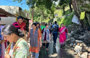 पीपल का पेड़ बना खतरा, स्थानीय लोगों जताई नाराजगी