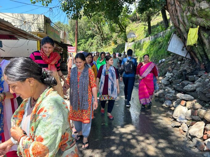 पीपल का पेड़ बना खतरा, स्थानीय लोगों जताई नाराजगी