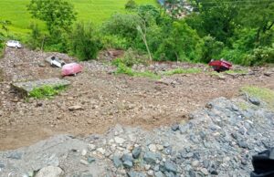 5वाहन आये मलबे की चपेट में भारी नुकसान