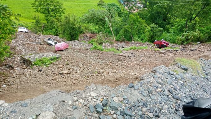 5वाहन आये मलबे की चपेट में भारी नुकसान