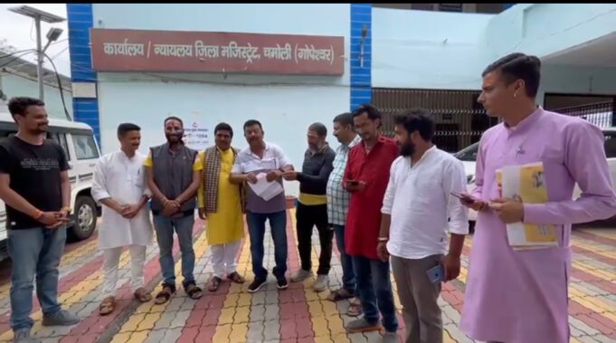 गोपिनाथ मन्दिर सरक्षण को लेकर स्थानीय लोगो ने जिलाधिकारी को सौंपा ज्ञापन