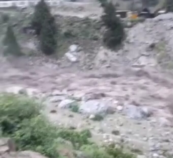 जुम्मा में नदी के जलस्तर बढ़ने से पुल को खतरा, वीडियो देखें