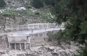 सीमांत गांवों को जोड़ने वाला पुल बहा, टूटा सम्पर्क