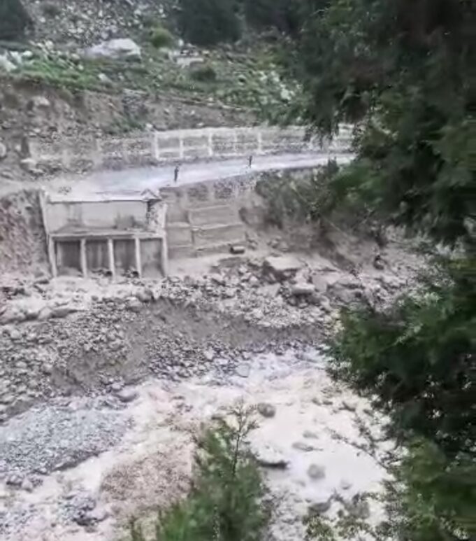 सीमांत गांवों को जोड़ने वाला पुल बहा, टूटा सम्पर्क