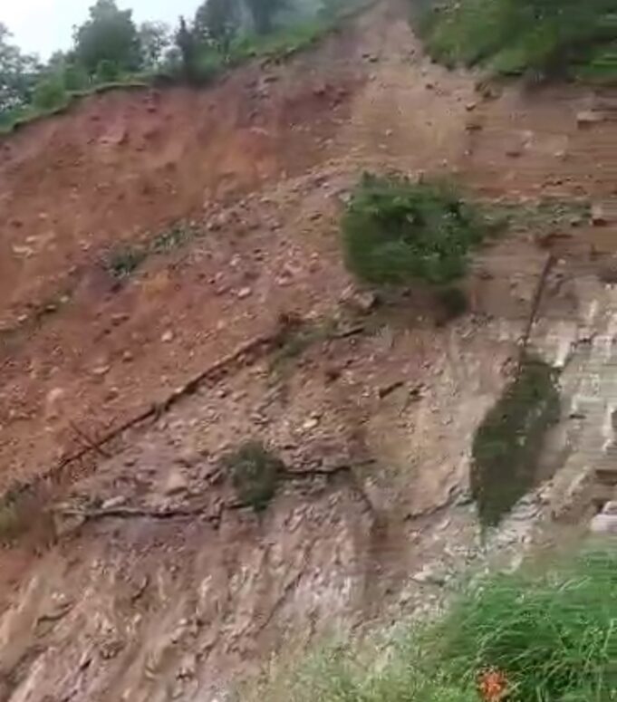 बदरीनाथ राष्ट्रीय राजमार्ग कमेड़ा के पास 30 मीटर बहा