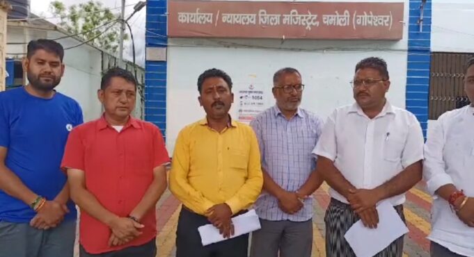 पवन राठौर ने मुआवजे न लेने को लेकर जिलाधिकारी को दिया ज्ञापन