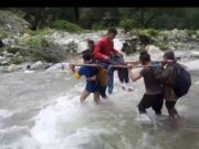सड़क न होने के चलते 15 से 20 किलोमीटर कंधे पर लादकर घायल को युवाओं ने पहुंचाया अस्पताल