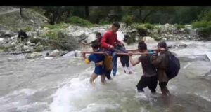 सड़क न होने के चलते 15 से 20 किलोमीटर कंधे पर लादकर घायल को युवाओं ने पहुंचाया अस्पताल