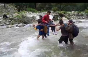 सड़क न होने के चलते 15 से 20 किलोमीटर कंधे पर लादकर घायल को युवाओं ने पहुंचाया अस्पताल