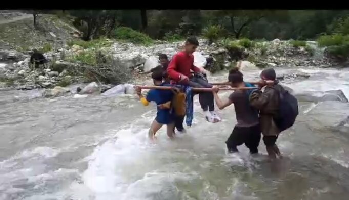 सड़क न होने के चलते 15 से 20 किलोमीटर कंधे पर लादकर घायल को युवाओं ने पहुंचाया अस्पताल