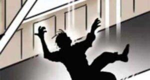 छत से गिरा युवक हुई मौत