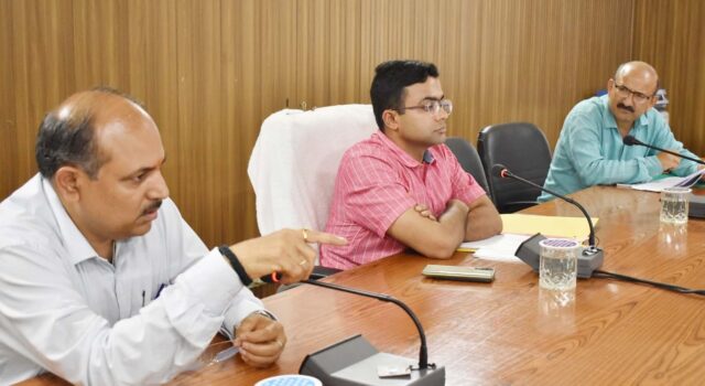 जल सरक्षण एवं सवर्द्धन को लेकर जिलाधिकारी ने ली समीक्षा बैठक
