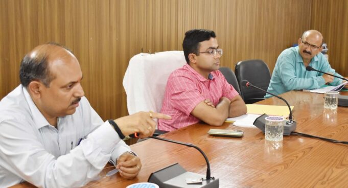 जल सरक्षण एवं सवर्द्धन को लेकर जिलाधिकारी ने ली समीक्षा बैठक