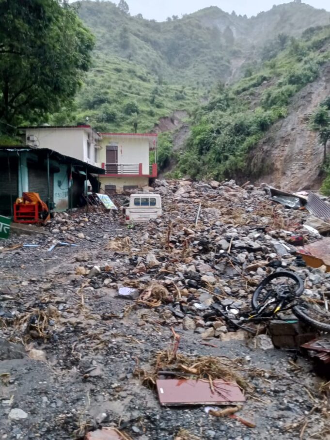अतिवृष्टि के चलते पीपलकोटी मायापुर में भारी नुकसान, कई वाहन आये मलबे की चपेट में