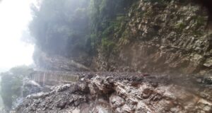 बुराकोट गदेरे में 100 मीटर सड़क टूटने से अलग थलग पडा वाण गांव.. 2500 जनसंख्या घरो में कैद।