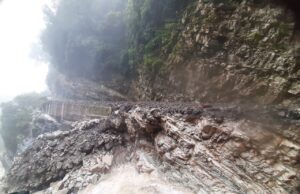 बुराकोट गदेरे में 100 मीटर सड़क टूटने से अलग थलग पडा वाण गांव.. 2500 जनसंख्या घरो में कैद।