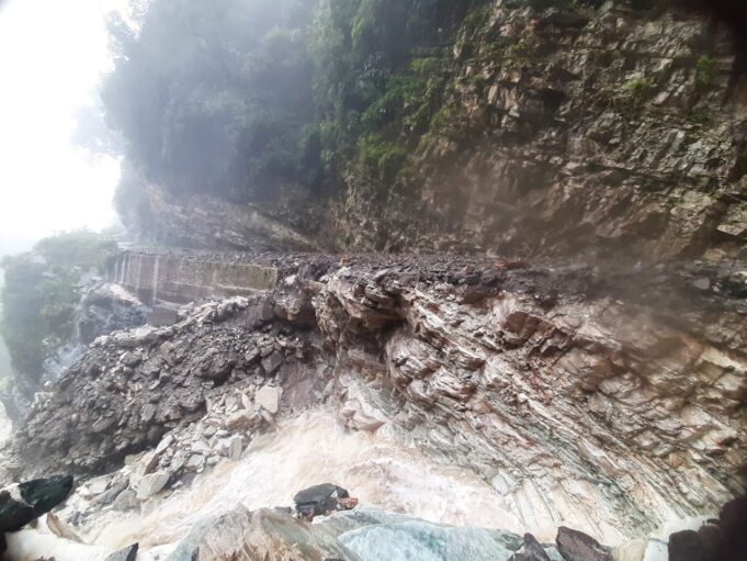 बुराकोट गदेरे में 100 मीटर सड़क टूटने से अलग थलग पडा वाण गांव.. 2500 जनसंख्या घरो में कैद।