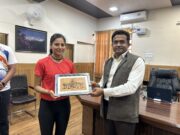 अंतराष्ट्रीय खिलाड़ी मनीष रावत और मानसी नेगी को स्मृति चिन्ह एवं शॉल भेंट