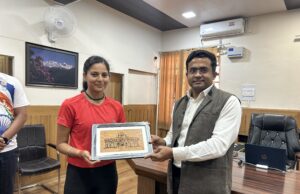 अंतराष्ट्रीय खिलाड़ी मनीष रावत और मानसी नेगी को स्मृति चिन्ह एवं शॉल भेंट