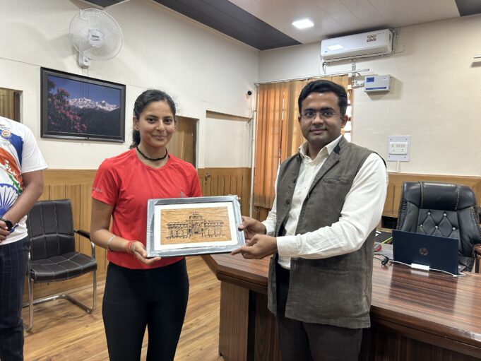 अंतराष्ट्रीय खिलाड़ी मनीष रावत और मानसी नेगी को स्मृति चिन्ह एवं शॉल भेंट