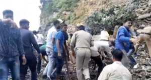 दुर्घट्ना : कार सहित तीन लोग आये मलवे की चपेट में रेस्क्यू जारी