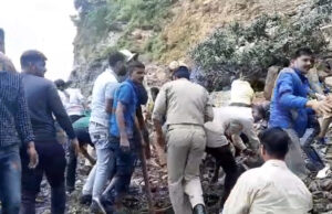 दुर्घट्ना : कार सहित तीन लोग आये मलवे की चपेट में रेस्क्यू जारी