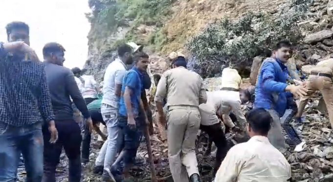 दुर्घट्ना : कार सहित तीन लोग आये मलवे की चपेट में रेस्क्यू जारी