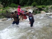 हालात ए बंयाः बीमार को कंडी के सहारे 10किमी पैदल कंधो पर लाकर पहुंचाया अस्पताल,