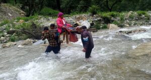 हालात ए बंयाः बीमार को कंडी के सहारे 10किमी पैदल कंधो पर लाकर पहुंचाया अस्पताल,