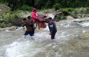हालात ए बंयाः बीमार को कंडी के सहारे 10किमी पैदल कंधो पर लाकर पहुंचाया अस्पताल,