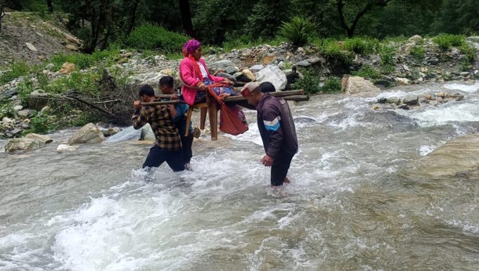 हालात ए बंयाः बीमार को कंडी के सहारे 10किमी पैदल कंधो पर लाकर पहुंचाया अस्पताल,