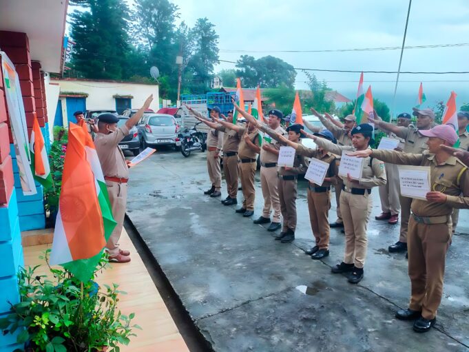 “मेरी माटी, मेरा देश” अभियान के तहत चमोली पुलिस के जवानों को दिलाई गई पंचप्रण शपथ ।