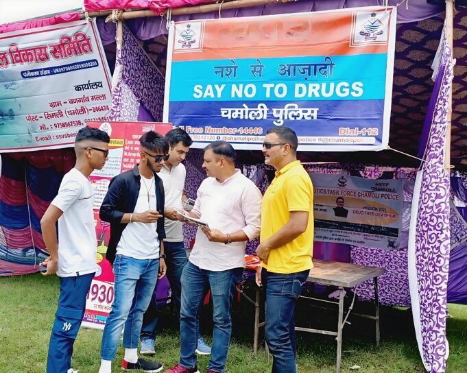 शहीद स्मृति बेनीताल विकास मेले में आई स्थानीय जनता को साइबर सेल/एएनटीएफ चमोली ने साइबर अपराधों एवं नशे के सम्बन्ध में किया जागरुक